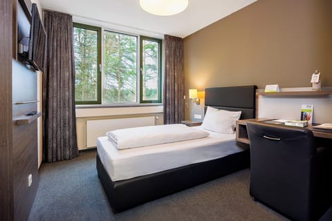 Single Room | In-room safe, desk, blackout drapes, free WiFi