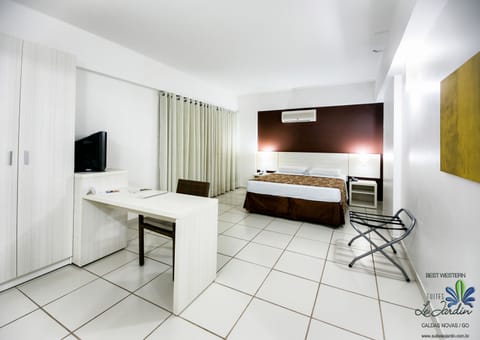 Deluxe Room, 1 Queen Bed, Non Smoking | Minibar, in-room safe, laptop workspace, iron/ironing board