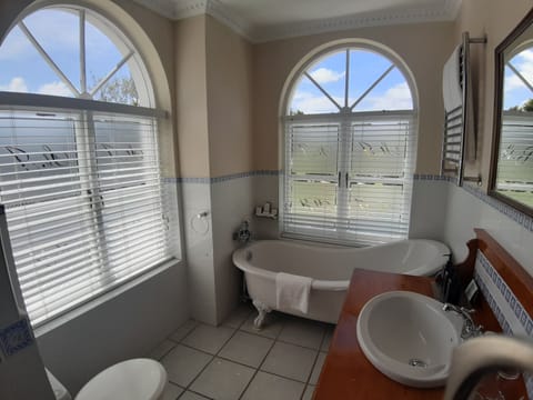 Deluxe Suite - Garden Facing - 3 | Bathroom | Separate tub and shower, free toiletries, hair dryer, bathrobes