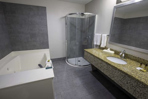 Suite, 1 King Bed, Non Smoking, Jetted Tub (Presidential) | Bathroom | Hair dryer, towels