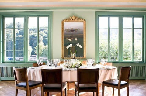 2 restaurants, lunch, dinner served; Regional cuisine