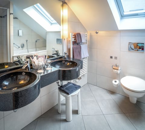 Suite | Bathroom | Free toiletries, hair dryer, slippers, towels