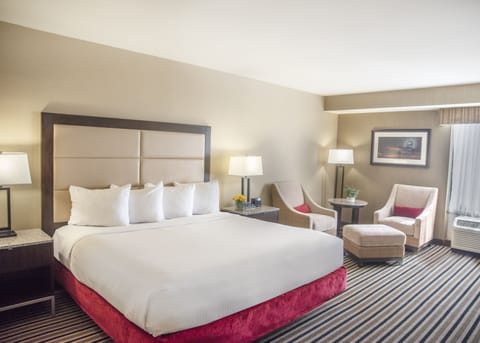 Premier Room, 1 King Bed | Premium bedding, in-room safe, desk, blackout drapes