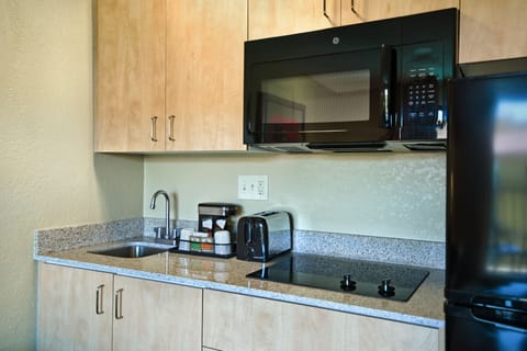 Balcony Extended Stay Queen Suite Kitchenette | Private kitchen | Fridge, coffee/tea maker