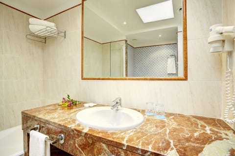 Double Room, 2 Twin Beds, Terrace | Bathroom | Shower, free toiletries, hair dryer, towels