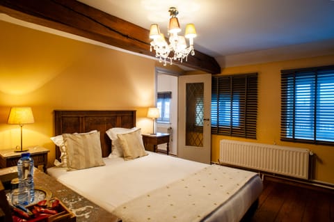 Comfort Double Room | In-room safe, iron/ironing board, free WiFi, bed sheets
