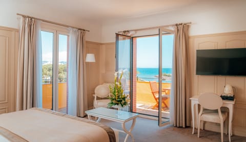 Deluxe Room, Balcony, Sea View | Pillowtop beds, minibar, in-room safe, individually decorated