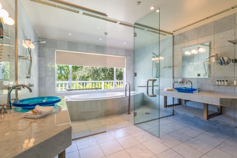 Mangapapa Suite | Bathroom | Shower, free toiletries, hair dryer, bathrobes