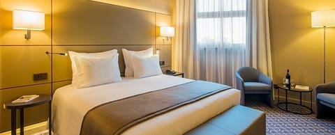 Comfort Room, 1 King Bed | Hypo-allergenic bedding, minibar, in-room safe, desk