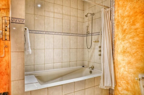 Combined shower/tub, rainfall showerhead, free toiletries, hair dryer