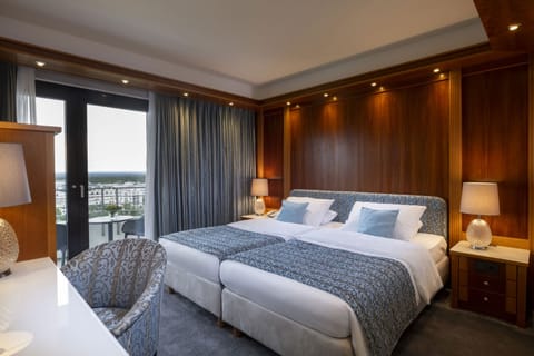 Suite (Double Use) | In-room safe, desk, blackout drapes, soundproofing