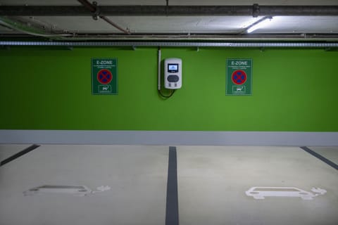 Electric vehicle charging station