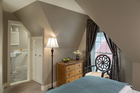 Room 11 | Premium bedding, pillowtop beds, individually decorated