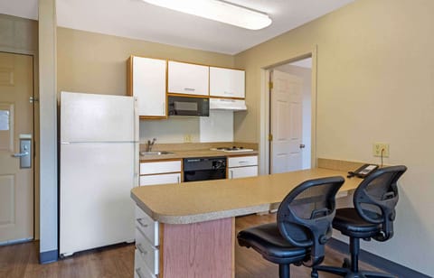 Deluxe Studio, Multiple Beds, Non Smoking | Desk, blackout drapes, iron/ironing board, free WiFi