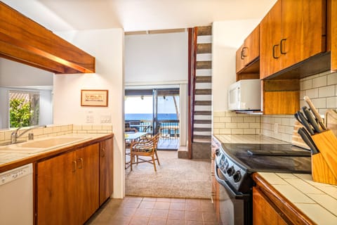 Condo, 2 Bedrooms, Ocean View (Loft) | Private kitchen | Fridge, microwave, oven, stovetop