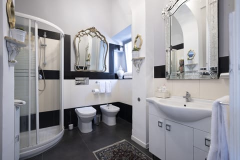 Luxury Suite | Bathroom | Shower, free toiletries, hair dryer, bathrobes