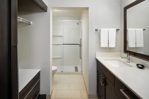 Suite, 2 Bedrooms, Non Smoking | Bathroom | Free toiletries, hair dryer, towels