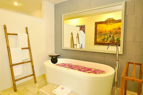 Royal Suite | Deep soaking bathtub