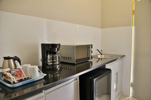 Standard Suite, 1 Queen Bed, Garden View | Private kitchenette | Coffee/tea maker