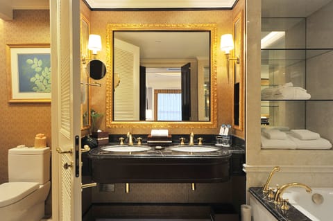 Executive Suite | Bathroom | Separate tub and shower, rainfall showerhead, designer toiletries