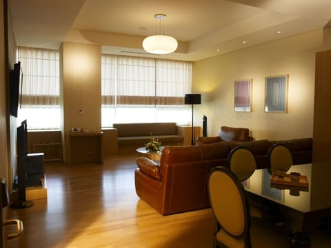 Grand Presidential Suite | Living area | TV