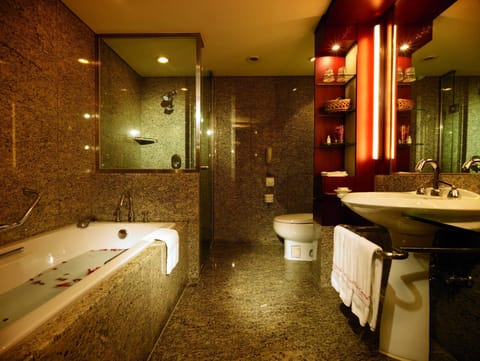 Grand Deluxe Room (Room Only) | Bathroom | Hair dryer, bathrobes, slippers, towels