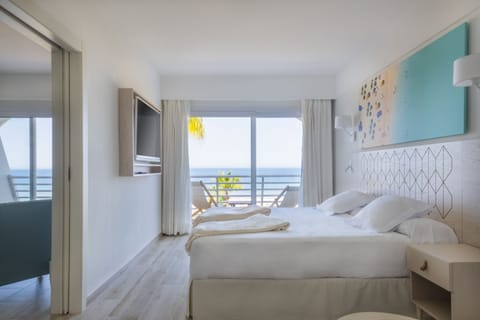 Junior Suite, Sea View | Minibar, individually decorated, individually furnished, desk