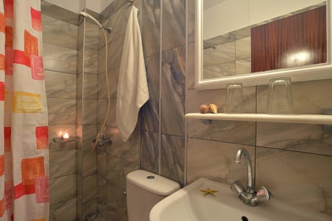 Standard Double or Twin Room | Bathroom | Shower, towels