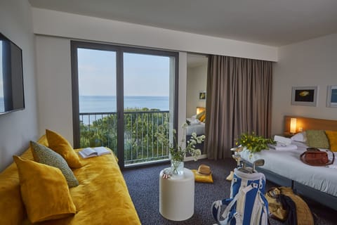 Prestige room with sea side | Premium bedding, minibar, in-room safe, desk