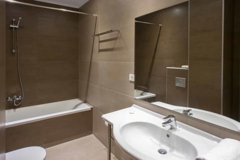 Junior Suite, Jetted Tub, Sea View | Bathroom | Hair dryer, towels