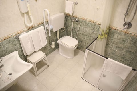 Economy Room, Courtyard View | Bathroom | Free toiletries, hair dryer, bidet, towels