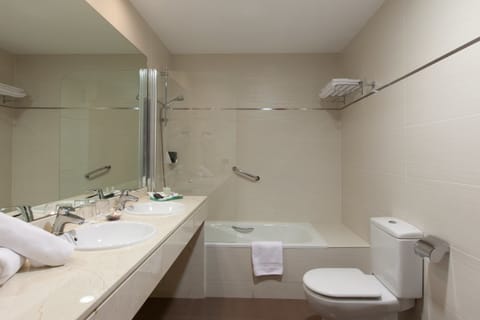 Junior Suite, 1 Queen Bed | Bathroom | Free toiletries, hair dryer, bidet, towels