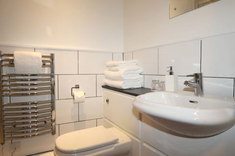 Standard Double Room, Ensuite | Bathroom