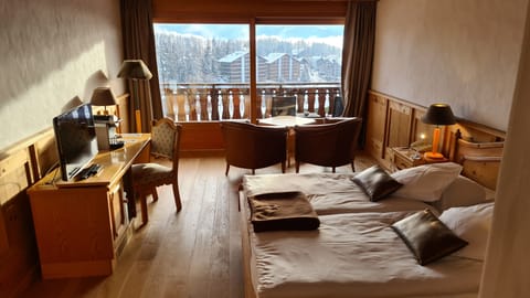 Classic Double Room, Balcony, Mountain View (South) | Minibar, in-room safe, desk, soundproofing