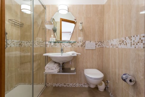 Shower, free toiletries, hair dryer, bidet