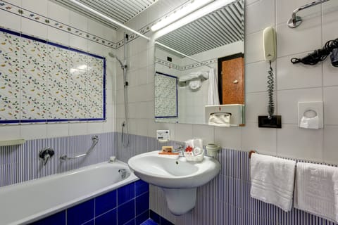 Combined shower/tub, free toiletries, hair dryer, bidet