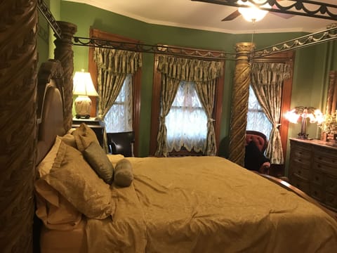 Standard Room, 1 King Bed (External Bathroom) | Free WiFi, bed sheets