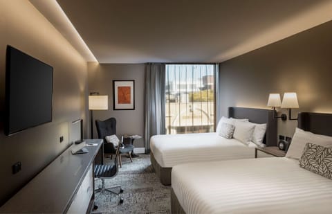 Premier Twin Room | Premium bedding, in-room safe, desk, laptop workspace