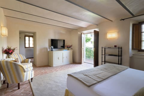 Deluxe Suite | Minibar, in-room safe, free WiFi, bed sheets