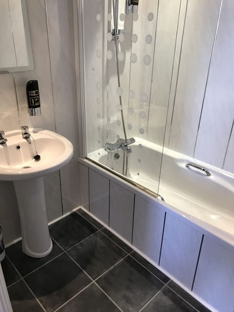 Combined shower/tub, free toiletries, hair dryer, towels