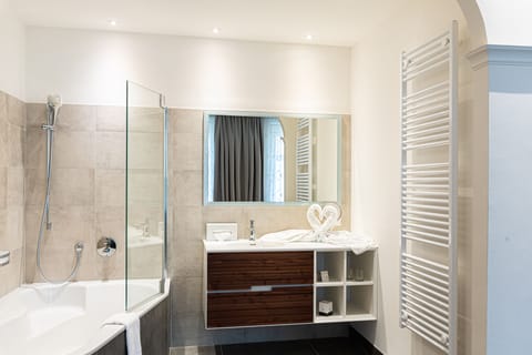 Suite | Bathroom | Free toiletries, hair dryer, towels