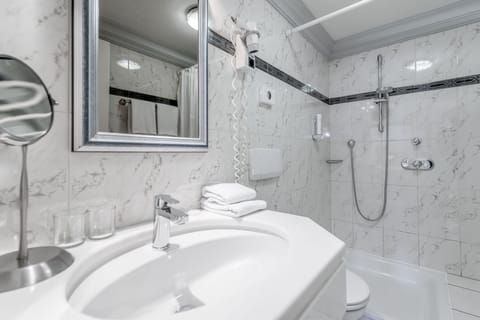 Family Suite (Galerie) | Bathroom | Free toiletries, hair dryer, towels