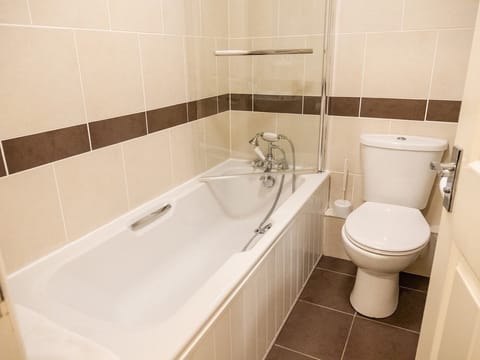 Apartment, Ensuite | Bathroom | Free toiletries