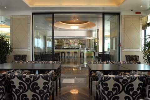 Breakfast and dinner served