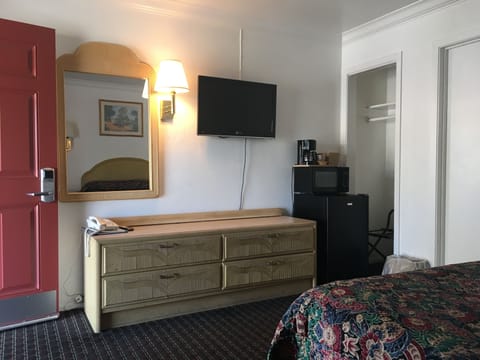 Room, 1 Queen Bed, Non Smoking | In-room safe, free WiFi