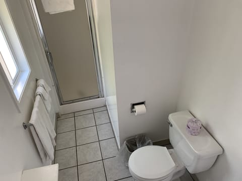 Room, 1 Queen Bed, Non Smoking | Bathroom | Shower, towels