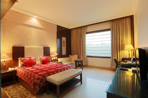 Double Room, 1 King Bed | Hypo-allergenic bedding, minibar, in-room safe, desk