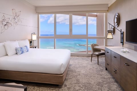 Club Premier Oceanfront 1 King Bed | Hypo-allergenic bedding, in-room safe, desk, laptop workspace