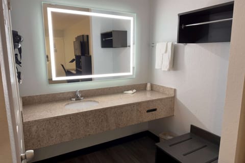 Room, 1 King Bed, Accessible, Bathtub | Bathroom | Combined shower/tub, free toiletries, hair dryer, towels