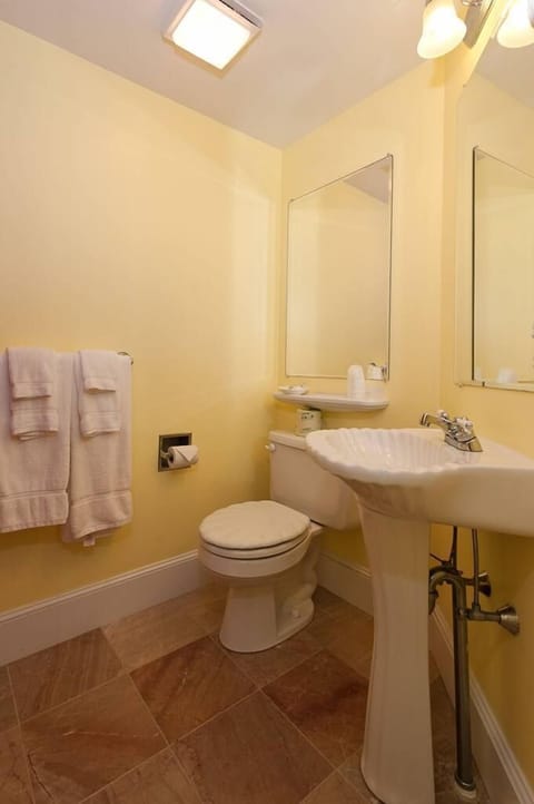Guest Room, King Bed, Balcony | Bathroom | Combined shower/tub, free toiletries, hair dryer, towels